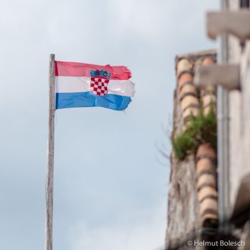Flagge der Republik Kroatien über der Altstadt von Korčula - Foto © Helmut Bolesch