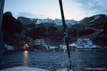 Oia im Morgengrauen, Insel Santorin, Griechenland – Foto © Helmut Bolesch