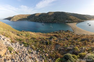 Ankern in der Bucht Kolona, Insel Kythnos, Griechenland – Foto © Helmut Bolesch