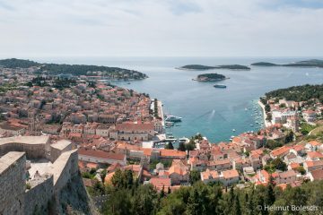 Altstadt von Hvar vom Kastell aus gesehen, Kroatien – Foto © Helmut Bolesch