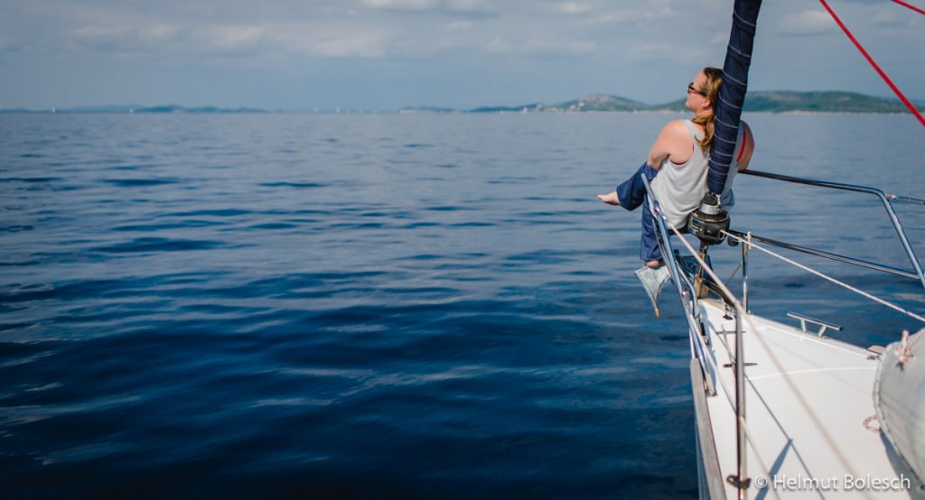 Entspannen am Segelboot - Foto © Helmut Bolesch