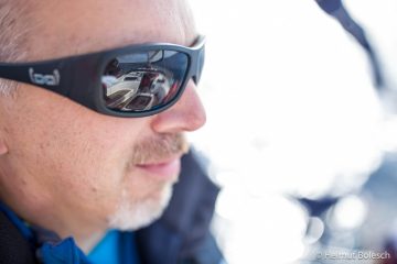 Steuermann mit Sonnenbrille - Foto © Helmut Bolesch